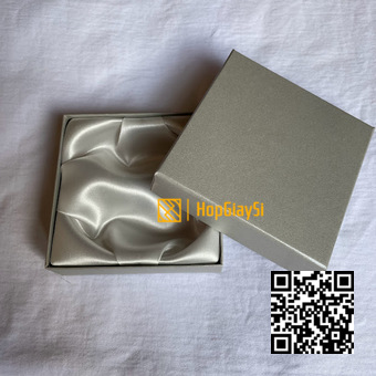 Hộp vòng tay giấy màu xám lót lụa trắng Size 8.8 x 8.8 x 2.5cm