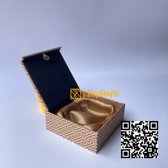  Hộp Vòng Tay Gấm Phong Thủy Cao Cấp Vải Caro Vàng Lụa màu Vàng Size 10 x 10 x 4cm