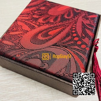 Hộp Vòng Tay Gấm Phong Thủy Cao Cấp Nắp Hoa Văn Đỏ - Thân Giấy Nâu - Ruột Nút Gài Size 10 x 10 x 4cm