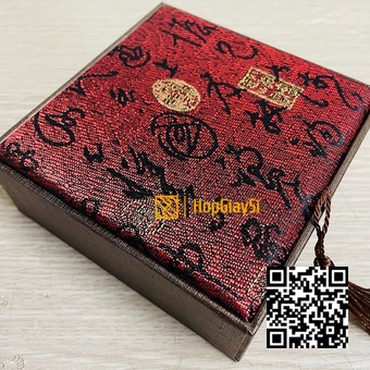 Hộp Vòng Tay Gấm Phong Thủy Cao Cấp Nắp Nâu in chữ - Thân Giấy Nâu trơn - Ruột Nút Gài Size 10 x 10 x 4cm