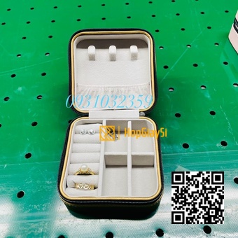 Hộp đựng trang sức có khóa kéo size 10 x10x 5cm màu vàng