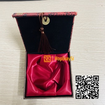 Hộp Vòng Tay Gấm Phong Thủy Nắp Nâu In Chữ - Thân Giấy Nâu -  Ruột Vải Lụa Đỏ  Size 10 x 10 x 4cm