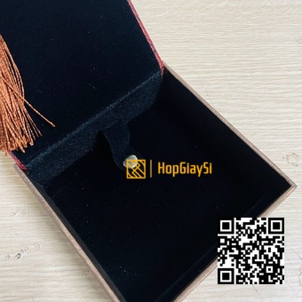 Hộp Vòng Tay Gấm Phong Thủy Nắp Họa Tiết Gợn Sóng - Thân Giấy Nâu - Ruột Nâu Nút Gài  Size 10 x 10 x 4cm