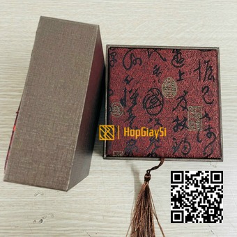 Hộp Vòng Tay Gấm Phong Thủy Nắp Nâu In Chữ - Thân Giấy Nâu - Ruột Vải Lụa Vàng  Size 10 x 10 x 4cm