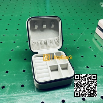 Hộp đựng trang sức có khóa kéo size 10 x10x 5cm màu xám trắng