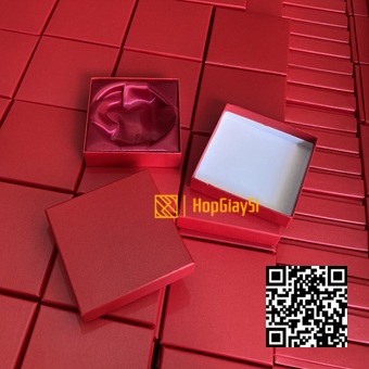 Hộp Vòng Tay Giấy Màu Đỏ Trơn  Ruột Vải Đỏ  Size 8.8 x 8.8 x 2.5cm