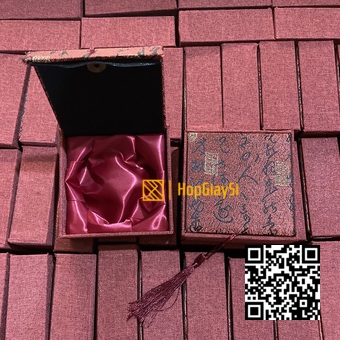Hộp Vòng Tay Gấm Phong Thủy Nắp Nâu In Chữ  - Thân Vải Đỏ - Ruột Vải Lụa Đỏ  Size 10 x 10 x 4cm