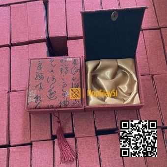 Hộp Vòng Tay Gấm Phong Thủy Nắp Nâu In Chữ  - Thân Vải Đỏ - Ruột Vải Lụa Vàng  Size 10 x 10 x 4cm