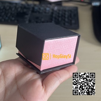 Hộp Nhẫn Nam Châm Cao Cấp Màu Đen - Hồng tổ ông Size 5 x 5 x 3.5cm