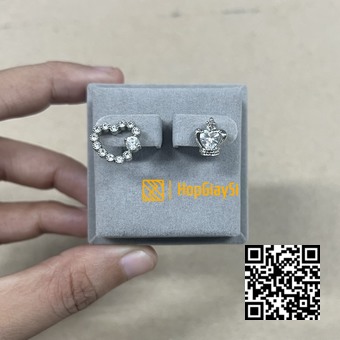 Đế trưng bày hoa tai (vị trí lệch lên phía trên)  màu xám