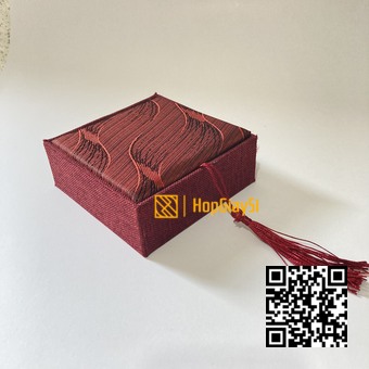 Hộp Vòng Tay Gấm Phong Thủy Họa Tiết Gợn Sóng - thân vải đỏ - nút gài  Size 10 x 10 x 4cm