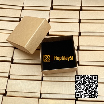 Hộp Bộ Trang Sức   Size 7.3 x 7.3 x 3.2cm Màu Vàng hoa văn sọc 
