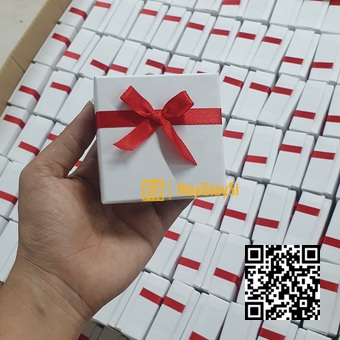 Hộp Trang Sức Giấy Trắng Nhám Đính Nơ Đỏ - Size 7.3 x 7.3 x 3.5cm
