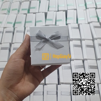 Hộp Trang Sức Giấy Trắng Nhám Đính Nơ Xám - Size 7.3 x 7.3 x 3.5cm