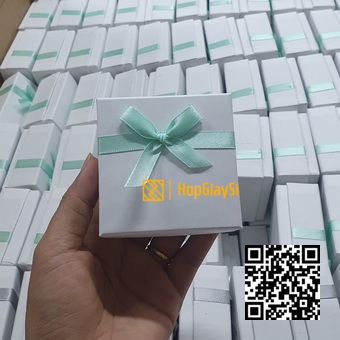 Hộp Trang Sức Giấy Trắng Nhám Đính Nơ Xanh Nhạt- Size 7.3 x 7.3 x 3.5cm