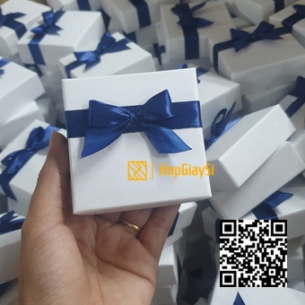 Hộp Trang Sức Giấy Trắng Nhám Đính Nơ Xanh - Size 7.3 x 7.3 x 3.5cm