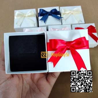 Hộp Nhẫn Giấy Màu Trắng Nhám Nơ Lụa Đỏ Size 6 x 6 x 3.2cm