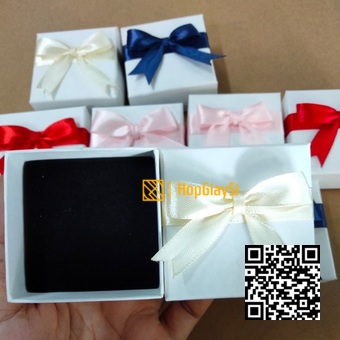Hộp Nhẫn Giấy Màu Trắng Nhám Nơ Lụa Kem Size 6 x 6 x 3.2cm