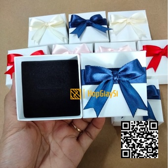 Hộp Nhẫn Giấy Màu Trắng Nhám Nơ Lụa Xanh Size 6 x 6 x 3.2cm