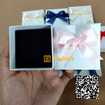 Hộp Nhẫn Giấy Màu Trắng Nhám Nơ Lụa Hồng Size 6 x 6 x 3.2cm
