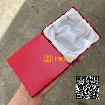 Hộp Vòng Tay Giấy Màu Đỏ Da Trăng - Lót Vải Trắng  Size 8.8 x 8.8 x 2.5cm